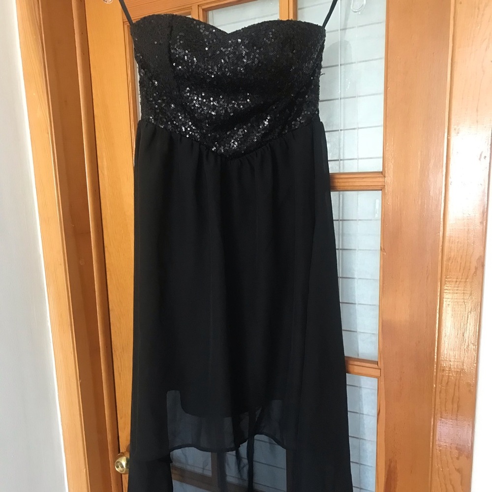 Glam evening dress size xs but fits Larger like S maybe M. High low. Lined.